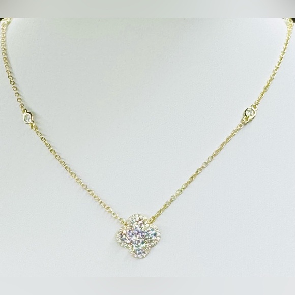 Elegant 14K Gold Flower and Crystal Pendant Necklace - Picture 4 of 5
